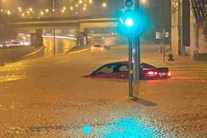 Aspecto de un vehículo casi cubierto de agua en Montcada i Reixac.