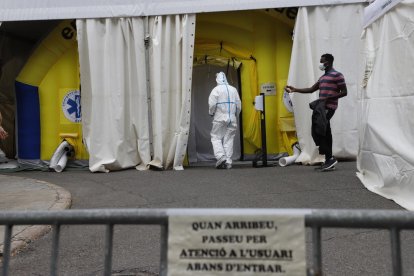 La carpa junto al CUAP de Prat de la Riba atiende a personas con síntomas de coronavirus.