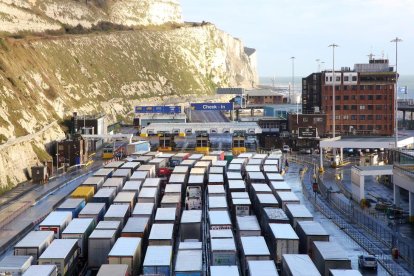 Cues interminables de camions al port de Dover davant del temor al fracàs de les negociacions.