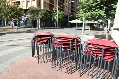 Imagen de la terraza de un bar que cerró tras decretarse el confinamiento el 15 de julio en Lleida. 