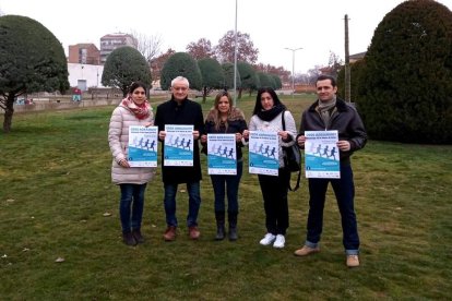 Autoridades y representantes de las AMPA ayer en la presentación.