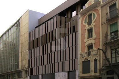 Imagen virtual del futuro edificio en la fachada que da a Blondel, al lado de la casa Morera o La Lira.