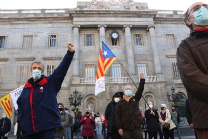 Participantes en la concentración convocada ayer por la ANC ante el Palau de la Generalitat.