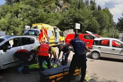 Pompièrs y SEM ayudaron a evacuar al menor herido. 