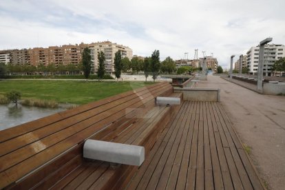 Una pasarela de Lleida, vacía.