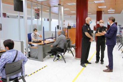 Vista de l’oficina d’expedició de documents a la comissaria de la policia al carrer Ensenyança.