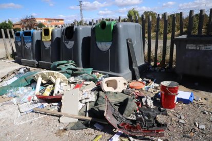 Residuos fuera de contenedores en l’Horta.