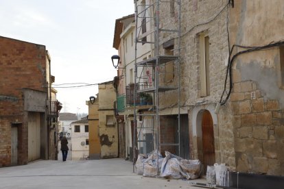 Obres en una casa de Montoliu de Lleida, que té més de 35 habitatges buits al nucli històric.