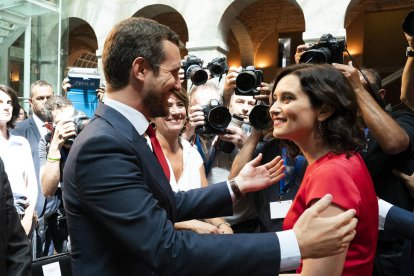 El líder del PP, Pablo Casado, saluda a la presidenta madrileña, Isabel Díaz Ayuso, ayer, en Madrid.