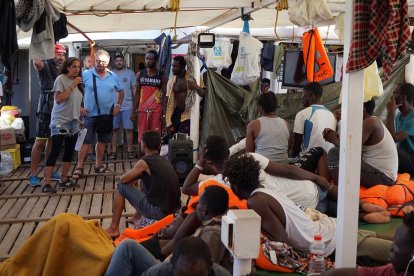 El alcalde de la ciudad italiana de Lampedusa, Salvatore Martello, durante la visita que hizo ayer al barco Open Arms.