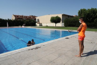 Banyistes ahir a la tarda a les piscines municipals de Seròs.