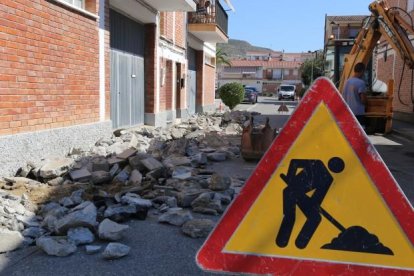 Imagen de archivo de obras en calles de Mequinensa.