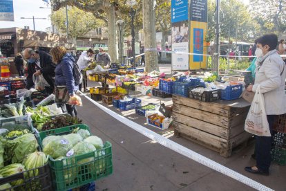 Mercat controlat a Tàrrega - La Policia Local de Tàrrega va actuar ahir per evitar aglomeracions al mercadillo. Per la seua part, l’ajuntament de Lleida va alertar que tancarà els mercadillos si no es respecten les restriccions i el de Molleru ...