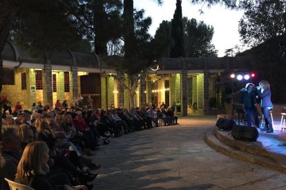 En la izquierda, el concierto de la banda ‘Serratejant’ el sábado por la noche en Aitona y, en la derecha, los participantes en la caminata por la partida de Torres de Sanui.