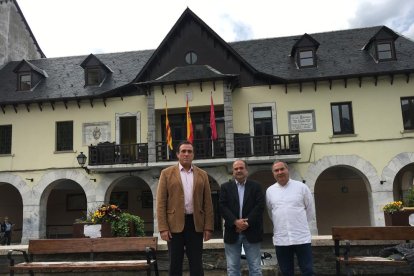 Cartel de promoción de la nueva pleta de casas de lujo en Baqueira en una fotografía del pasado abril.