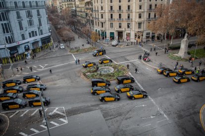 Imagen de decenas de taxis concentrados en la Gran Vía de Barcelona.