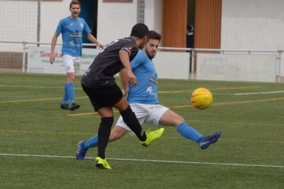 Un jugador del Alcarràs trata de cortar una acción visitante, ayer durante el partido.