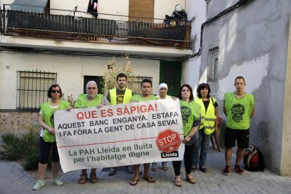 Membres de la PAH es van personar ahir al matí a l’habitatge per parar el desnonament.