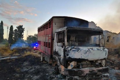 Un incendi va calcinar ahir ferralla i brossa en una finca de Lleida.