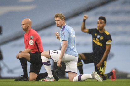 Kevin De Bruyne, del Manchester City y Aubameyang, del Arsenal, contra el racismo.