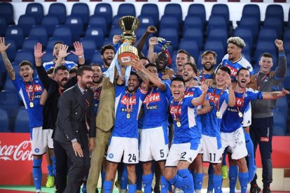 El Nàpols, campió de la Copa italiana - El Nàpols va aixecar ahir la sisena Copa d’Itàlia després d’imposar-se a la tanda de penals (4-2) a la Juventus. El futur rival del Barça a la Champions també va fer més mèrits que el rival per g ...