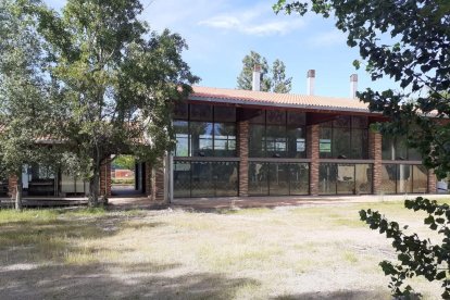 El edificio Espai Raiers de La Pobla albergará el nuevo instituto.