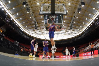 Pierre Oriola anota durante el partido inaugural en una Fonteta con las gradas completamente vacías.