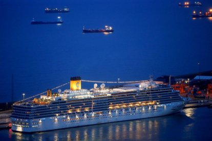 Vuelta al mundo  -  El buque debía visitar cinco continentes, tres océanos y 39 países. Finalmente, la última escala fue en Australia tras el cierre de fronteras. Desde el 14 de marzo, nadie bajó ni subió al barco. La naviera Costa Cruceros l ...