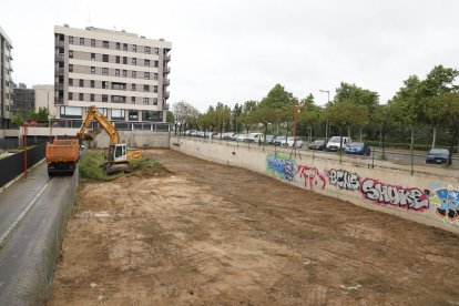 Una excavadora desbrozaba ayer el terreno desde está previsto el geriátrico, en Jaume II.