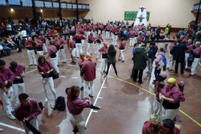 Magia y ‘castells’ para los afectados por las inundaciones en L’Albi