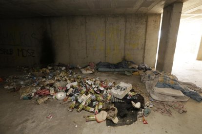 En el campamento hay colchones, sacos de dormir, cientos de colillas y montañas de botellas de alcohol, cartones y ropa. 