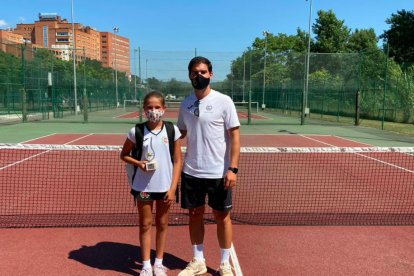 La tenista leridana posa con el trofeo conseguido en Girona.