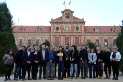 Los diputados de ERC en el exterior del Parlament.