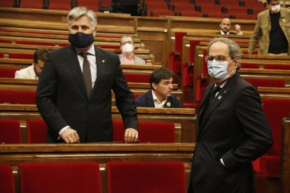 Albert Batet, Quim Torra i Sergi Sabrià al fons durant la sessió d’ahir al Parlament.