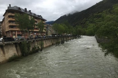 El río Noguera Pallaresa a su paso por Sort. 