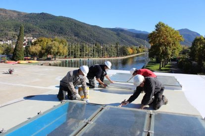 Operarios trabajando en el Parc del Segre de La Seu.