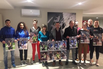 Deportistas y autoridades ayer durante la presentación.