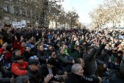 Un periodista recibe un golpe en la nariz durante la asamblea de taxistas