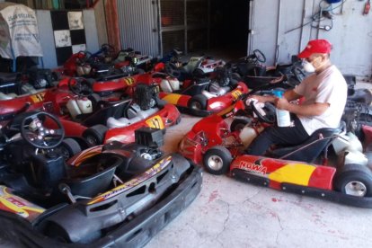 El responsable del Karting el Pla, desinfectant els karts.