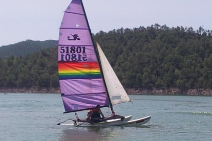 Una de las embarcaciones en el pantano de Rialb. 