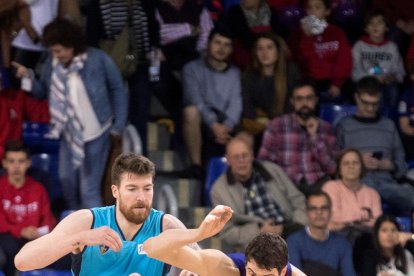  Ante Tomic, defendido por el pívot del Estudiantes Whittington.