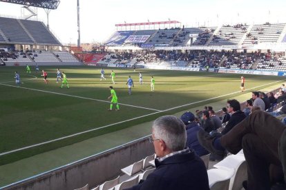 Un lance del partido en el Camp d'Esports, que presentaba una discreta entrada de público.