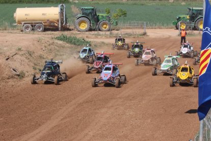 Cotxes de la categoria Speed Car durant una prova d’autocròs disputada al Circuit de la Serra de Mollerussa.