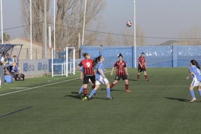 Una jugada del partido de ayer entre el AEM y el Pallejà.