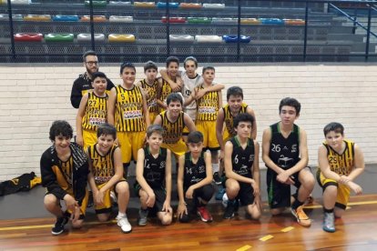 Ambos equipos y el técnico del Pardinyes se hicieron una foto en la que faltan el entrenador y un jugador del Cervera.