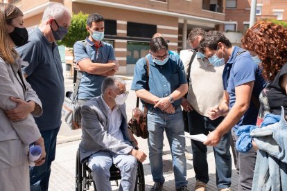 Latorre i els tècnics a la zona on es construirà la biblioteca.