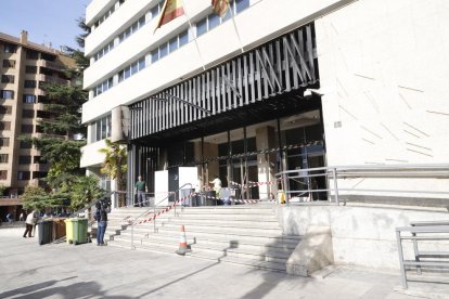 Operaris reparaven ahir al matí els danys causats a l’entrada de la delegació d’Hisenda pel foc dimecres a la nit.