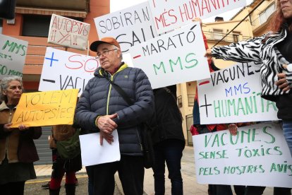 Josep Pàmies, davant de la residència Fiella de Tremp.