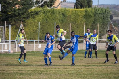 Un jugador del Torregrossa disputa la possessió de la pilota amb un del Ponts.