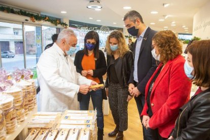 El conseller va visitar ahir diverses firmes de torró d’Agramunt.